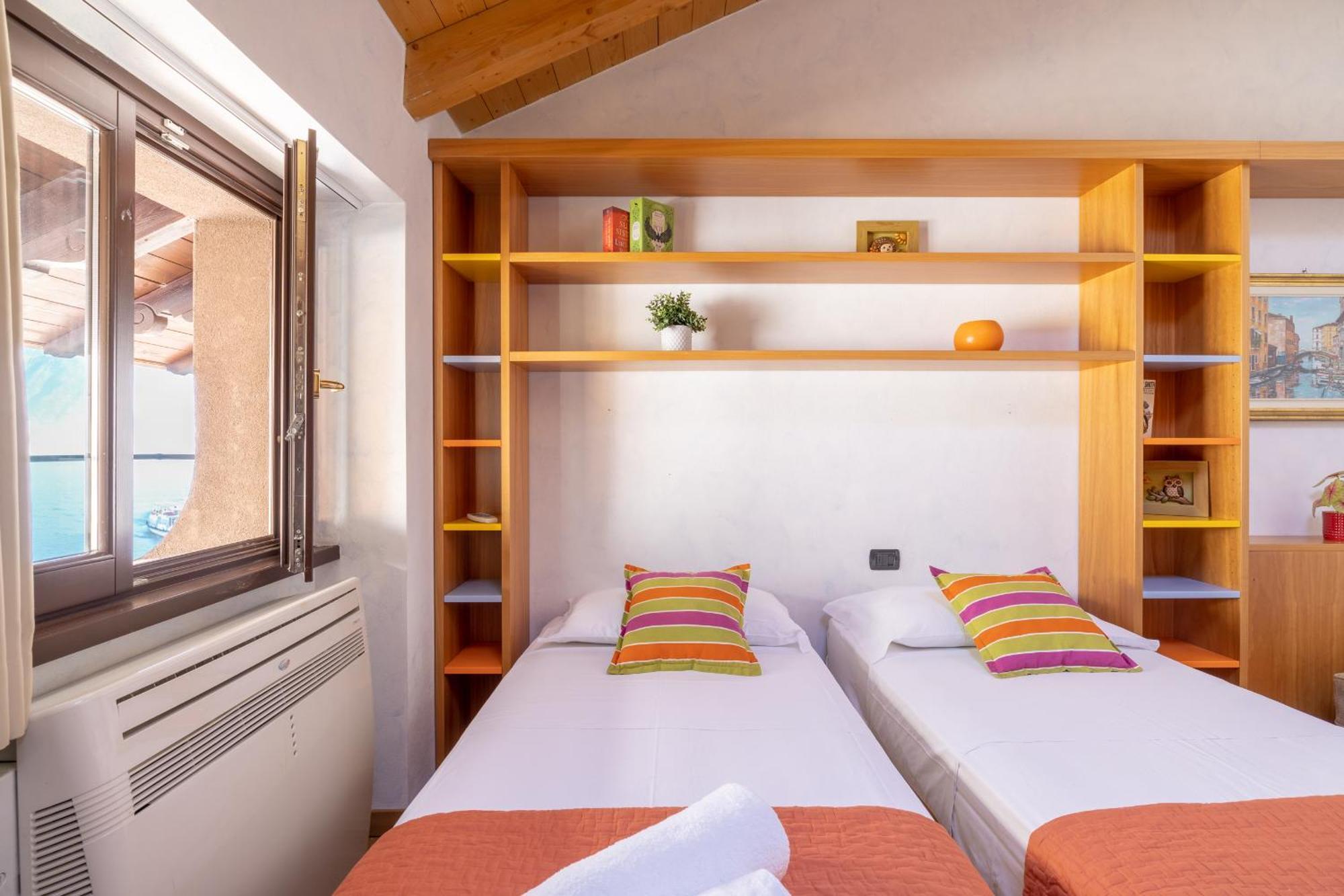 Apartment By The Ferry - Менаджо Экстерьер фото